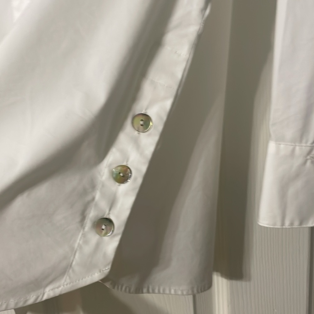 J. Jill White Shirt Collection Classic blouse with MOP button side vent detail